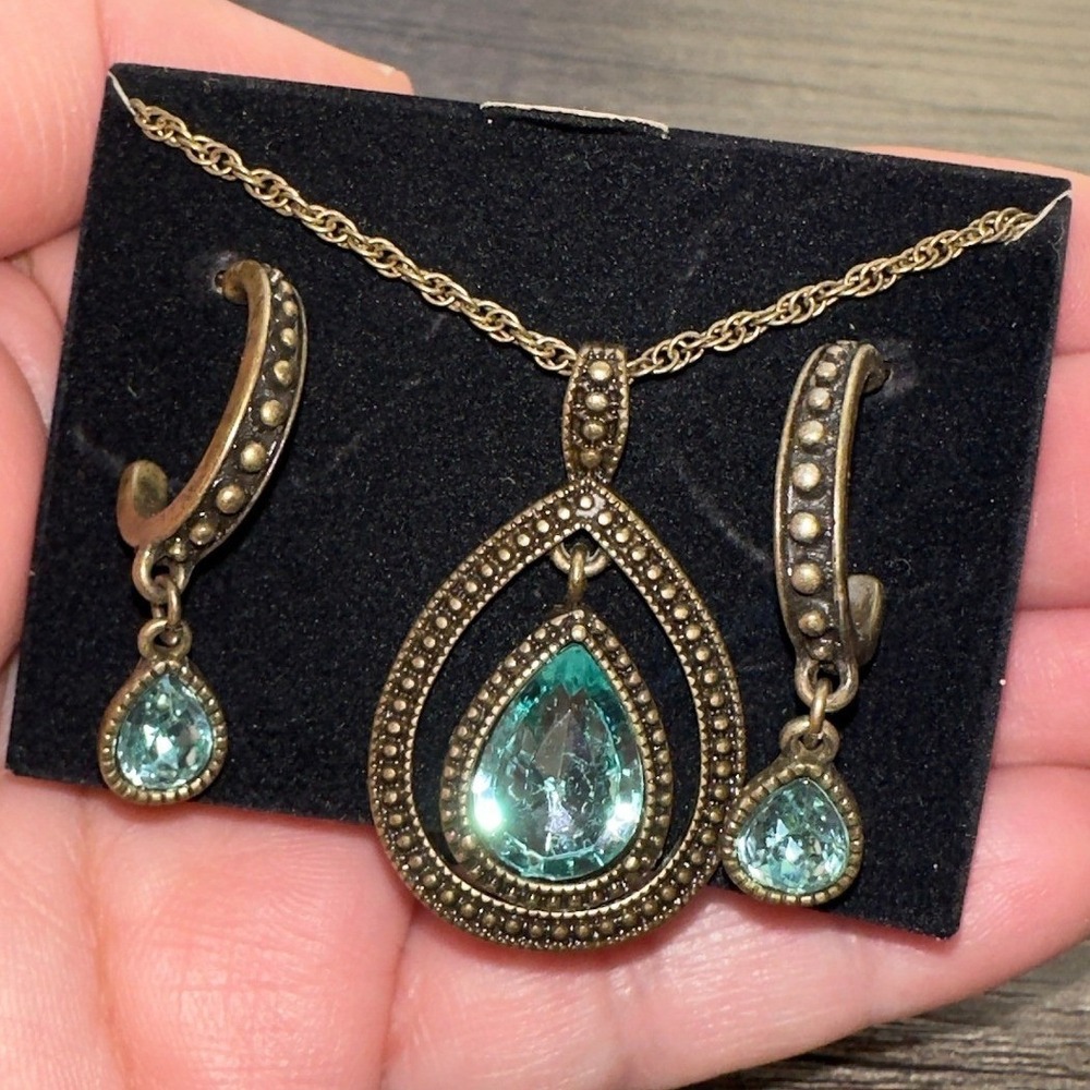 Avon Blissful Blues Drop Pendant Gift Set Vintage Style 2011 Art Deco Boho